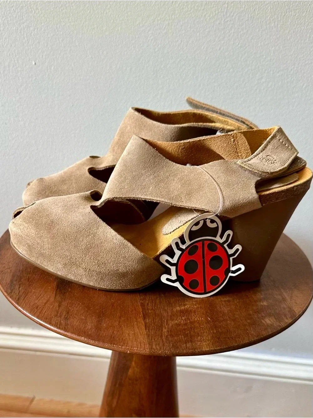 Yokono Beige Suede Wedge Sandals peep Toe Ankle Strap Hook & Loop US 8.5/39 NWOB